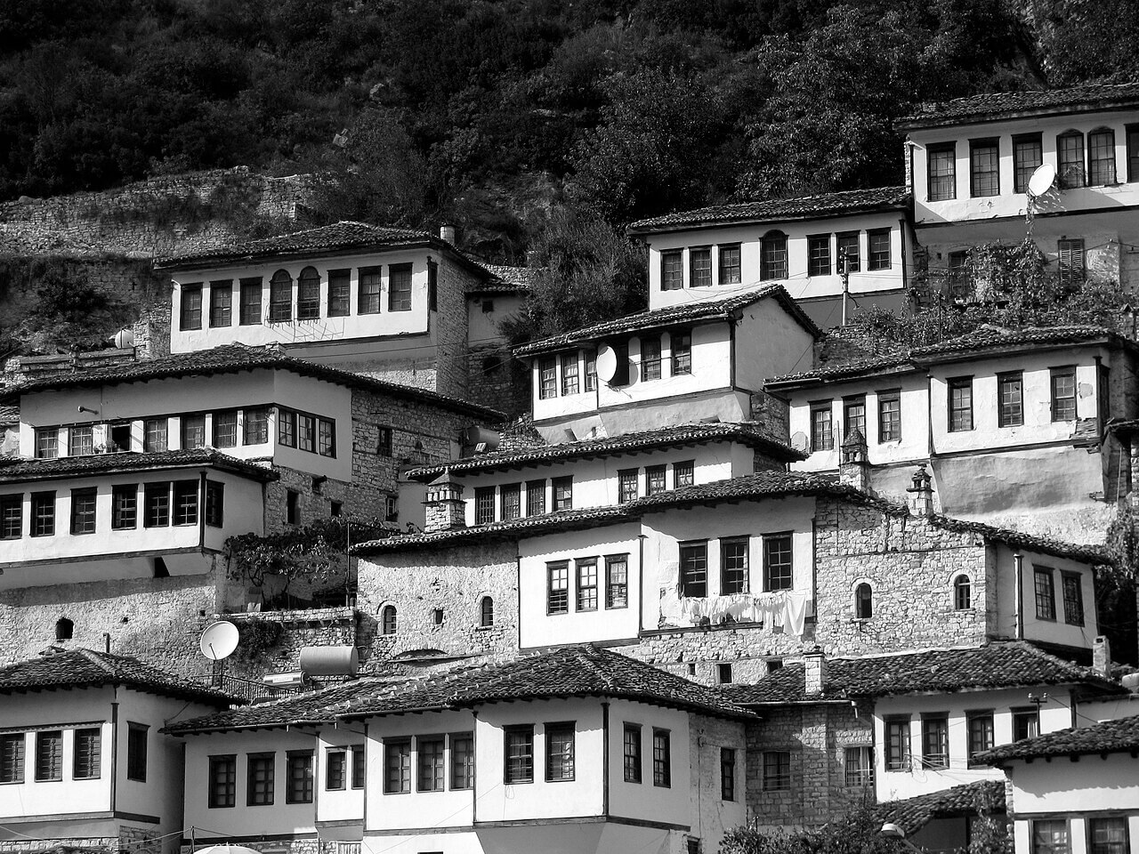 As casas otomanas empilhadas de Berat, a cidade das mil janelas