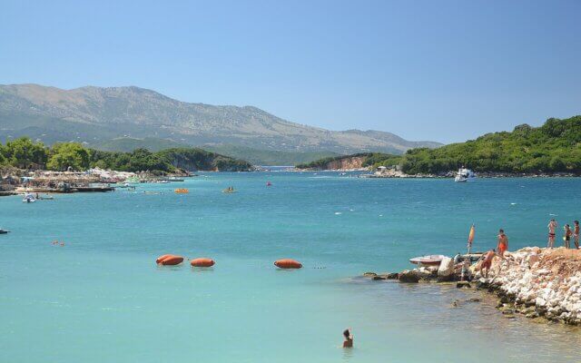 Praia de Ksamil, na Riviera Albanesa, com águas turquesa