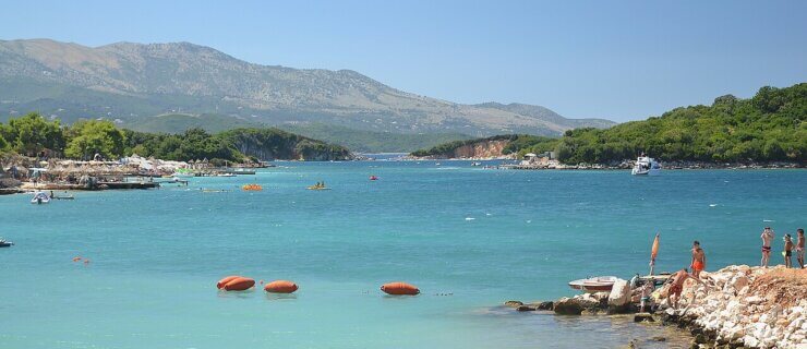 Praia de Ksamil, na Riviera Albanesa, com águas turquesa