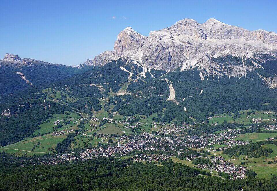 Cidade de Cortina d’Ampezzo vista do monte Faloria, rodeada pelas Dolomitas