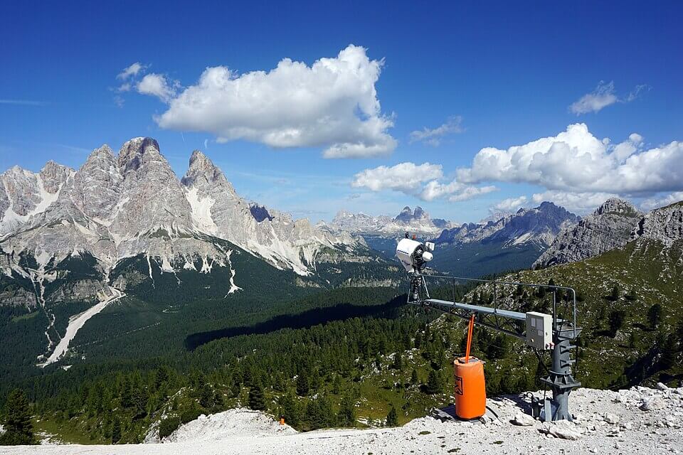 Canhão de produção de neve artificial numa pista de esqui em Cortina d’Ampezzo