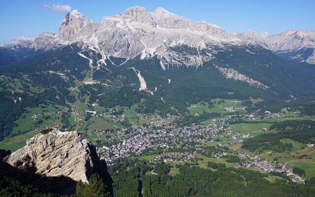 Vista de Cortina d’Ampezzo e dos montes Tofane nas Dolomitas, sede dos Jogos Olímpicos de Inverno de 2026