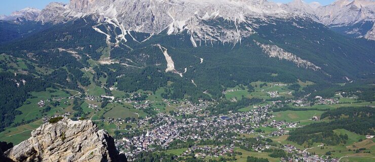 Vista de Cortina d’Ampezzo e dos montes Tofane nas Dolomitas, sede dos Jogos Olímpicos de Inverno de 2026