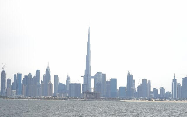 Burj Khalifa e a skyline do Dubai vistos a partir do mar
