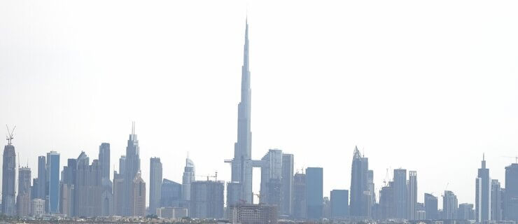 Burj Khalifa e a skyline do Dubai vistos a partir do mar