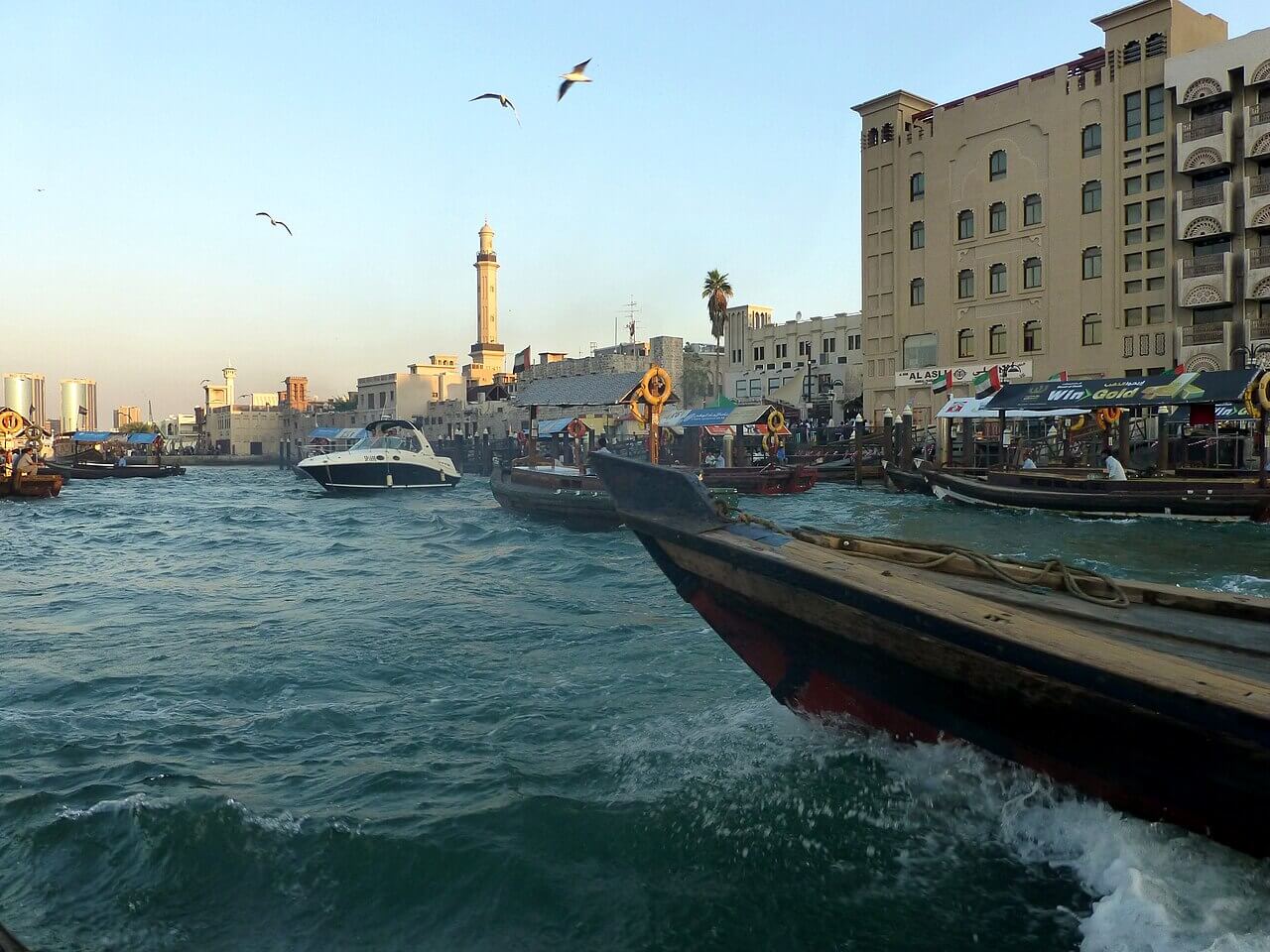 Barcos tradicionais (abra) a atravessar o Dubai Creek