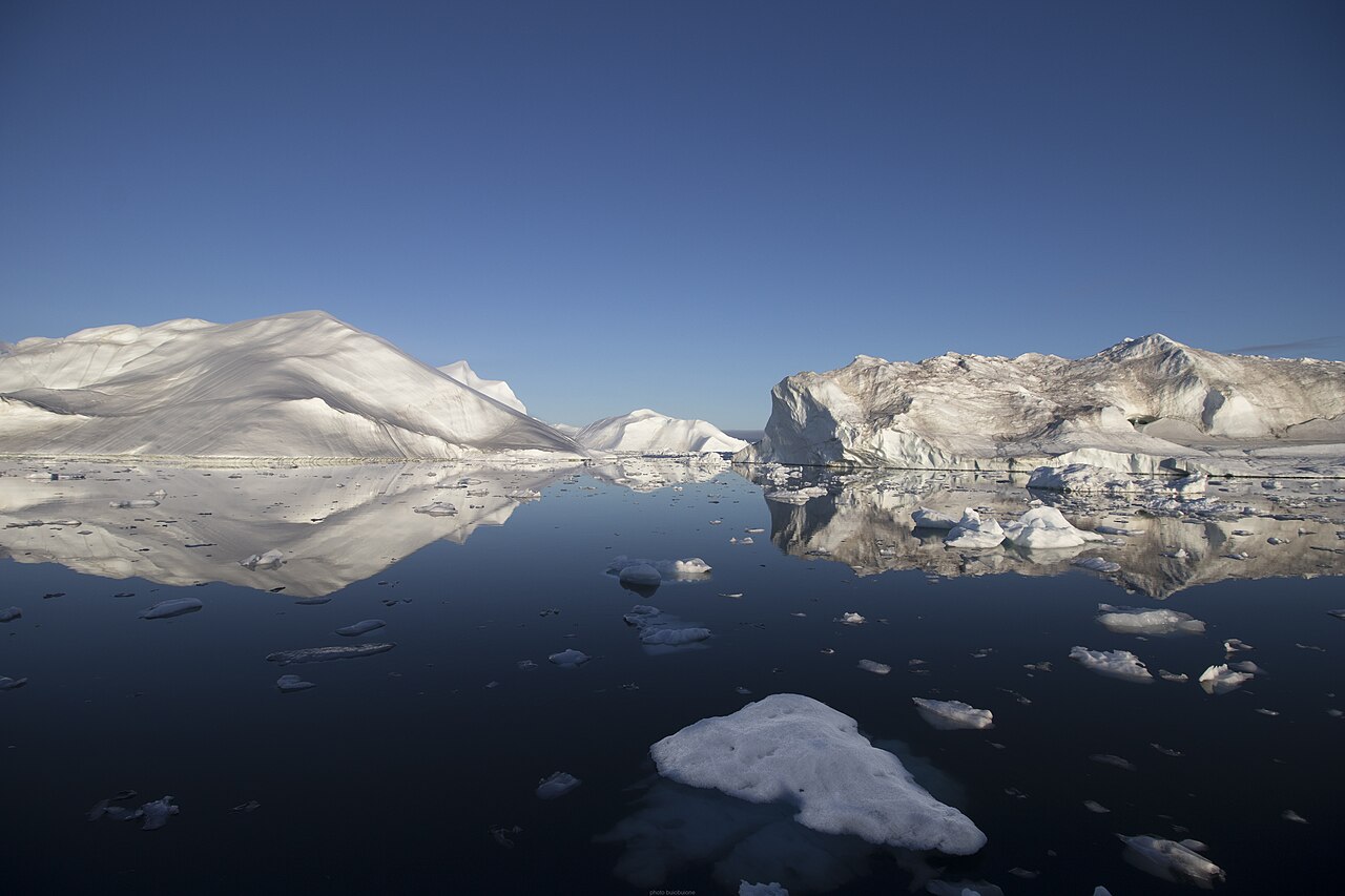 Icebergs flutuantes na baía de Disko, na Gronelândia