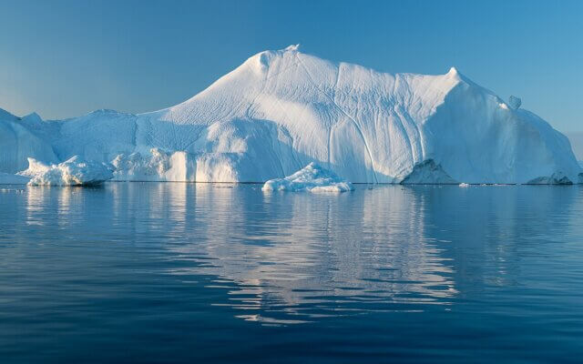Um iceberg no fiorde gelado de Ilulissat, na Gronelândia