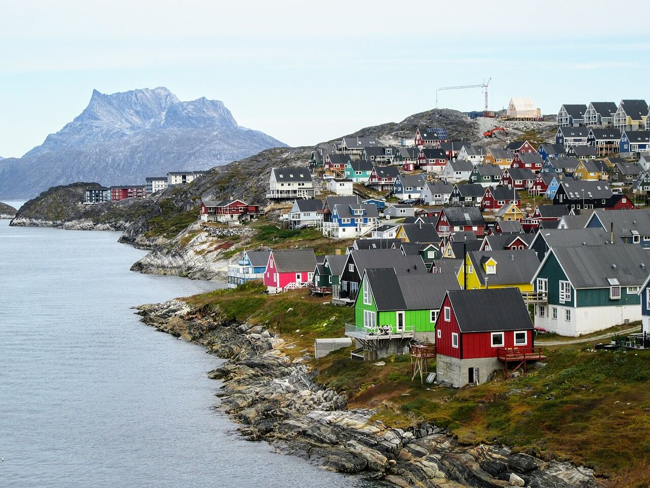 Casas coloridas na costa de Nuuk, a capital da Gronelândia