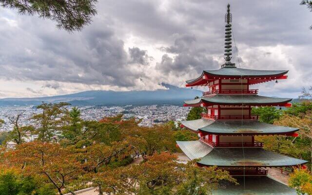 O Monte Fuji visto a partir do pagode Chureito, no Japão