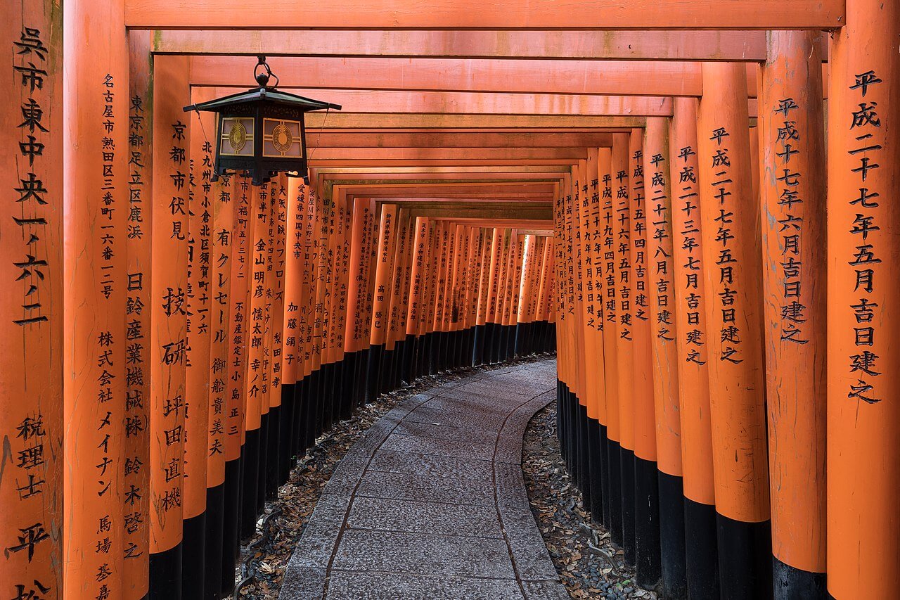 Túnel de portões torii vermelhos no santuário Fushimi Inari Taisha, em Quioto