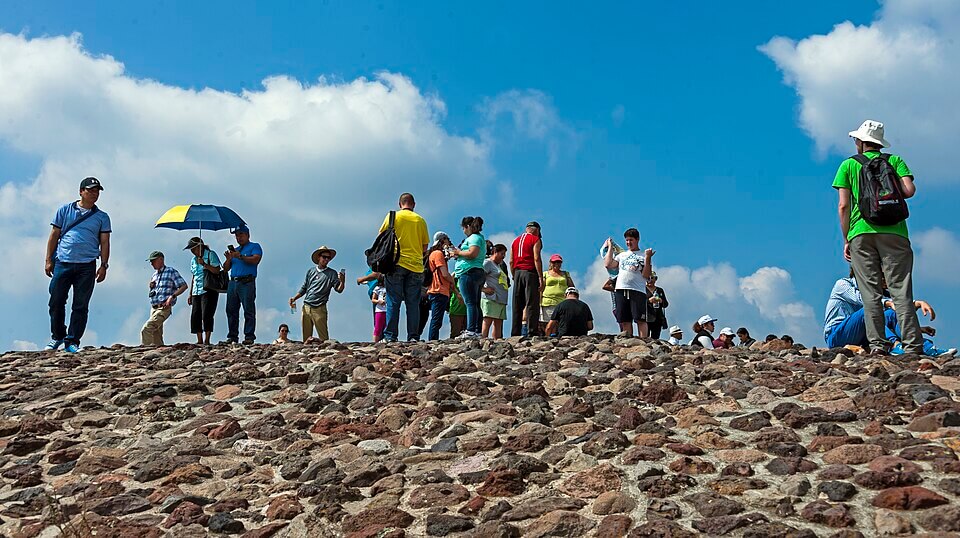 Turistas no topo da Pirâmide do Sol, em Teotihuacán, perto da Cidade do México