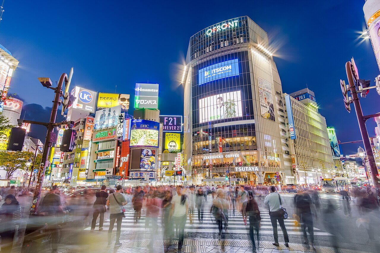 O célebre cruzamento de Shibuya, em Tóquio, atravessado por multidões