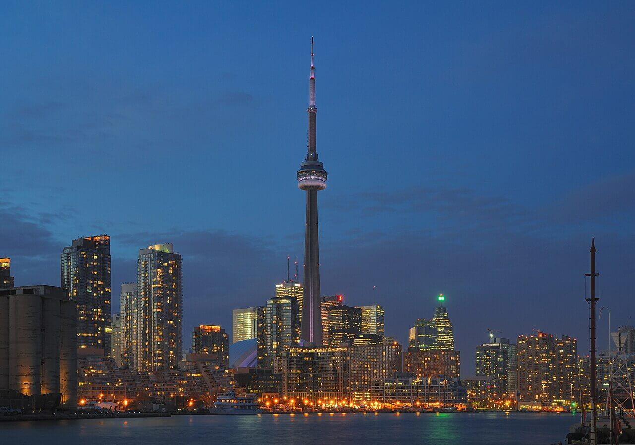 A skyline de Toronto, dominada pela CN Tower, à noite