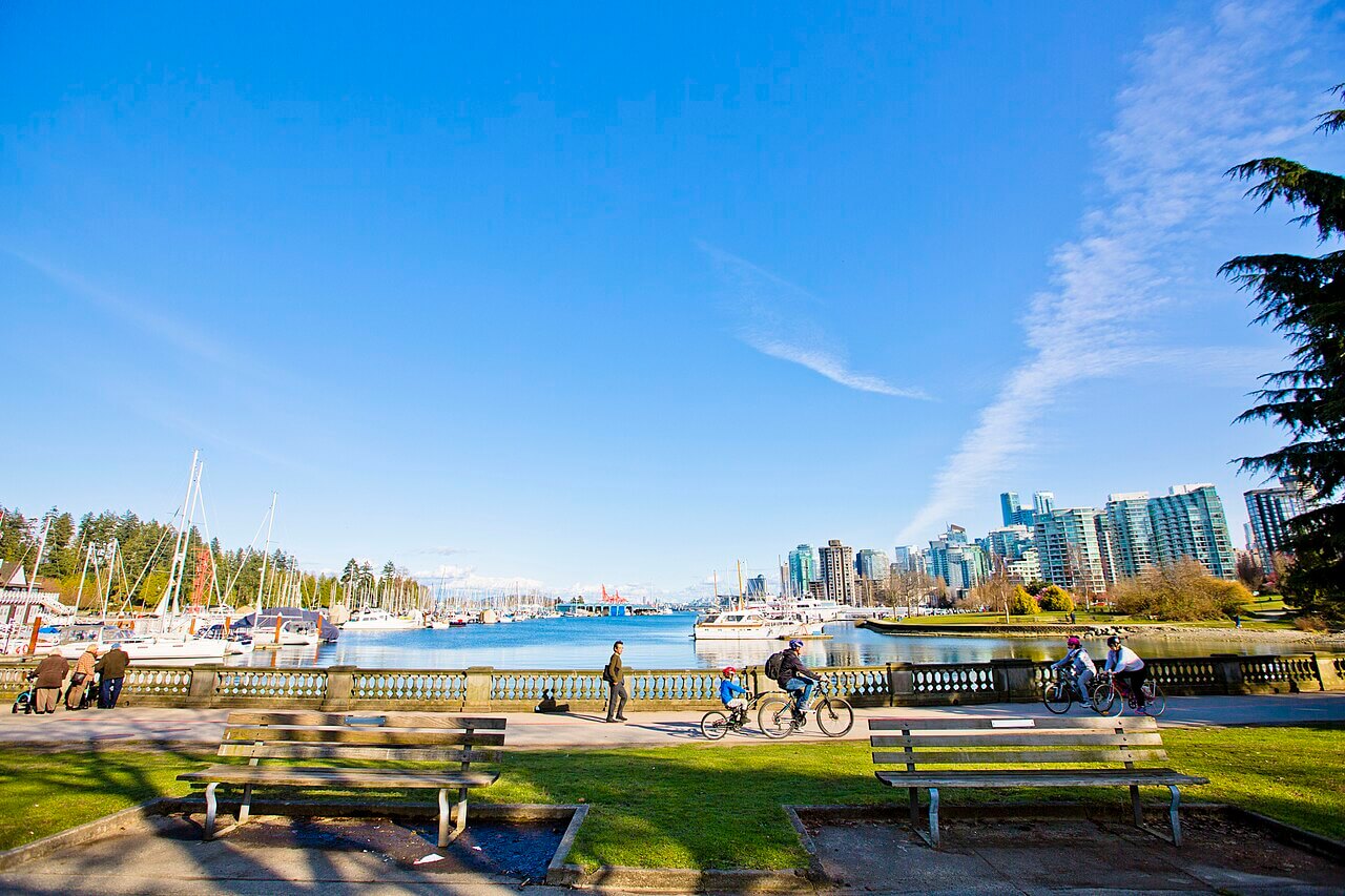 O seawall do Stanley Park, em Vancouver, com a cidade ao fundo